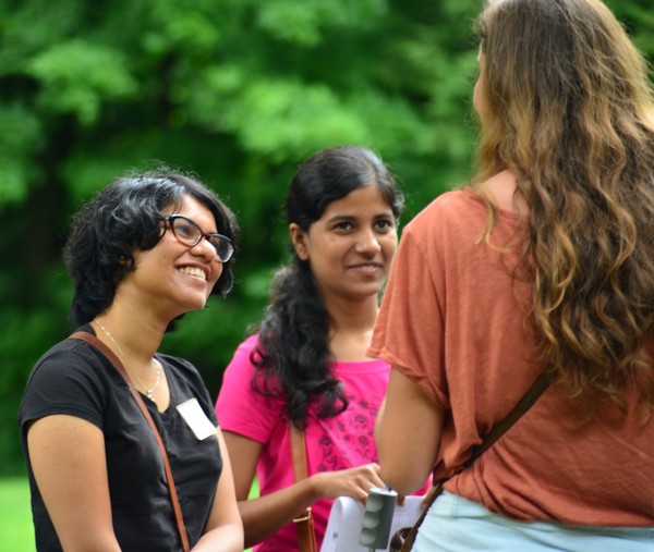 International students talking with American volunteer